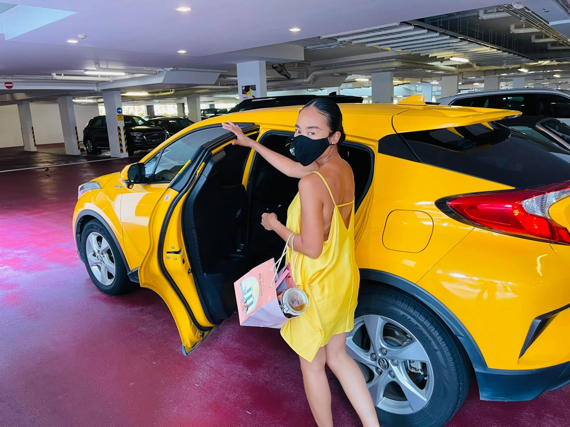 Đoan Trang lên đồ vàng rực rỡ, ton-sur-ton với xe hơi mới tậu ở Singapore. Sau 4 tháng định cư ở nước ngoài, cô đã ổn định cuộc sống và vui vẻ tận hưởng những tháng ngày làm 'bà nội trợ' đích thực.