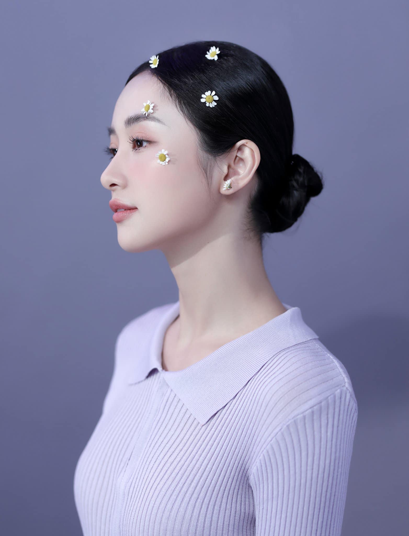 Jun Vũ khoe nhan sắc xinh đẹp hút hồn trong loạt ảnh nghệ thuật mới. Cô từng tự ti vì thân hình gầy guộc nhưng hiện tại hài lòng với cân nặng 44 kg cùng vòng eo 56 cm.