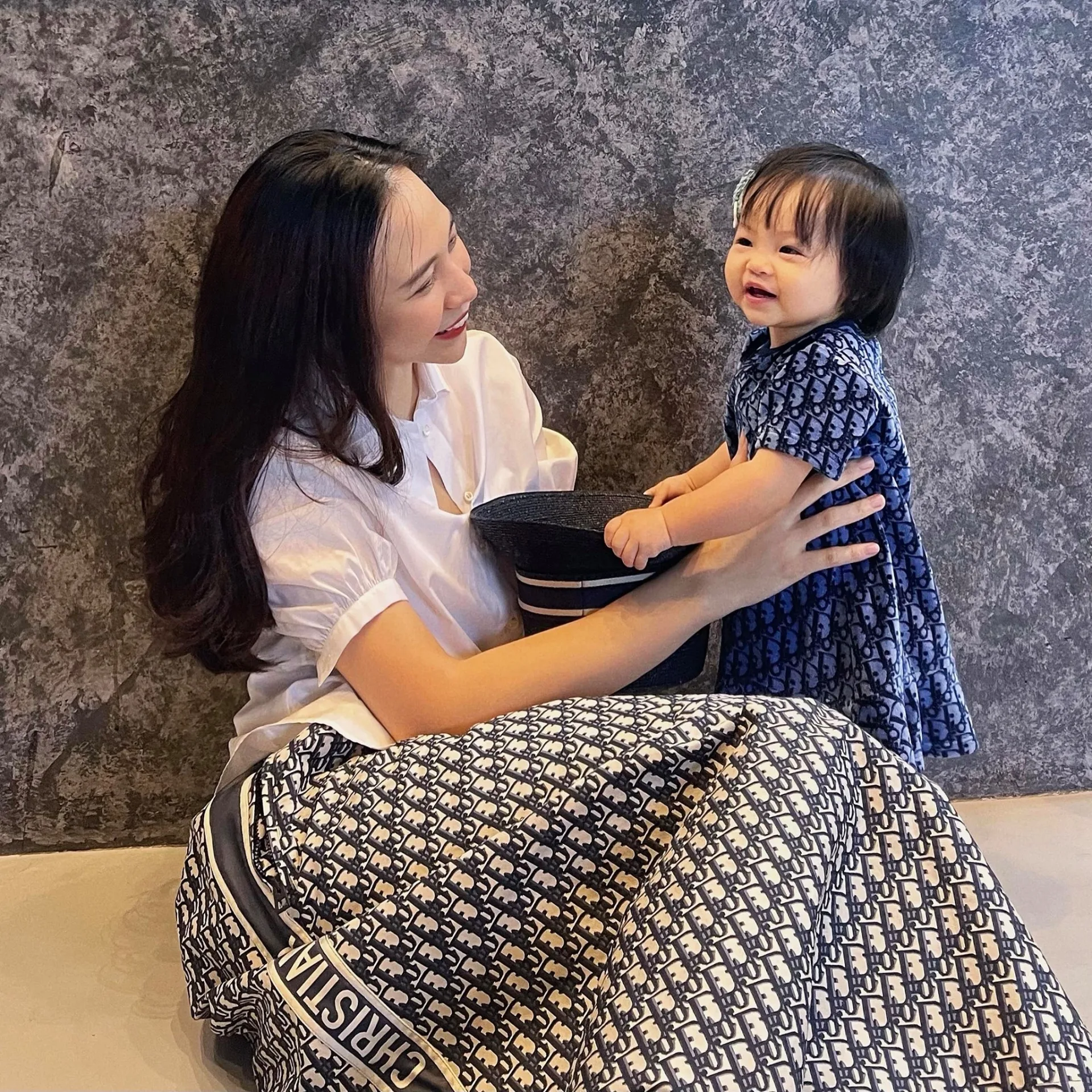 Đàm Thu Trang trang điểm lộng lẫy nhưng con gái lại phản ứng như 