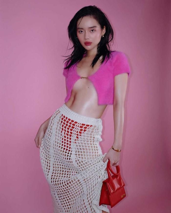 'Cô em trendy' Khánh Linh từng diện chiếc áo giống hệt, kết hợp chân váy lưới để lộ nội y.