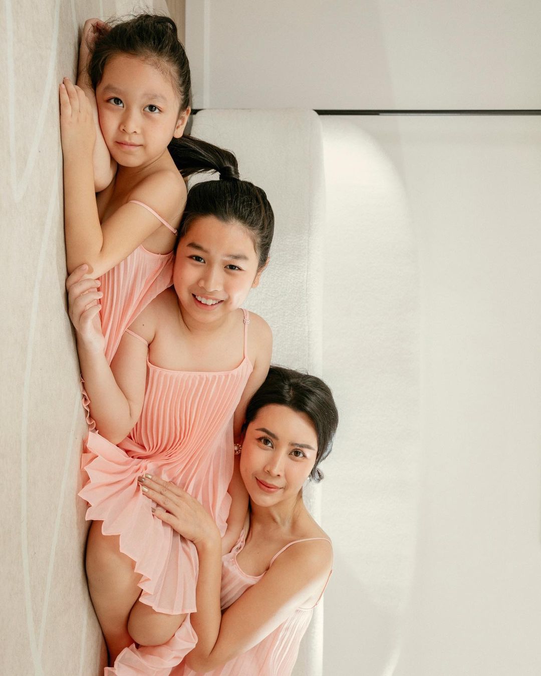 Lưu Hương Giang cùng hai con gái diện đầm hồng ton-sur-ton tạo dáng trên nền nhà. 3 mẹ con nữ ca sĩ được khen ngợi với vẻ tươi tắn, rạng ngời.