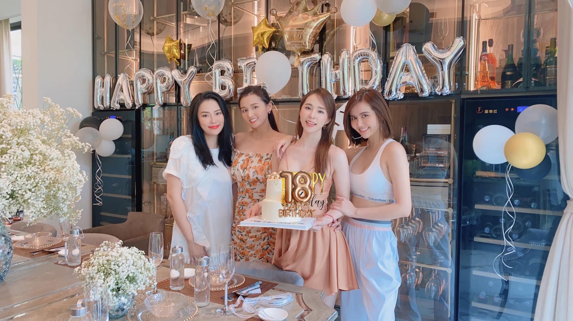 Quỳnh Nga - Việt Anh thân mật tổ chức chung tiệc sinh nhật.
