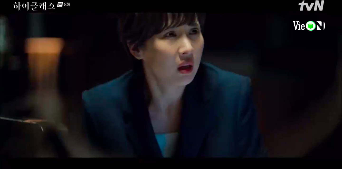 Song Yeo Wool hoảng hốt khi chứng kiến cô chủ tịch bất tỉnh.