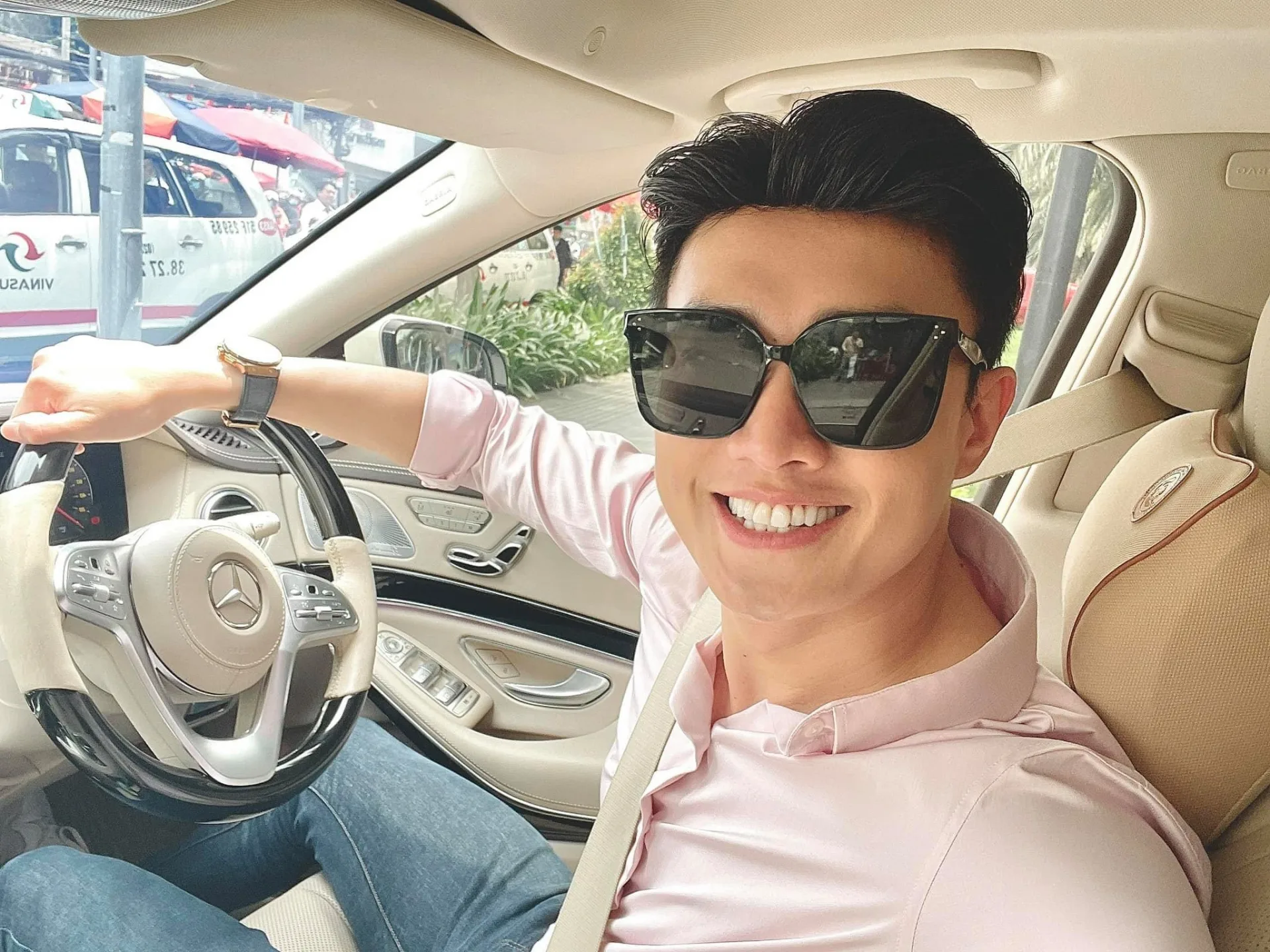 Hôm qua sao làm gì (30/9): Lương Thùy Linh sang trọng, Hòa Minzy đằm thắm với tóc ngắn - Ảnh 1