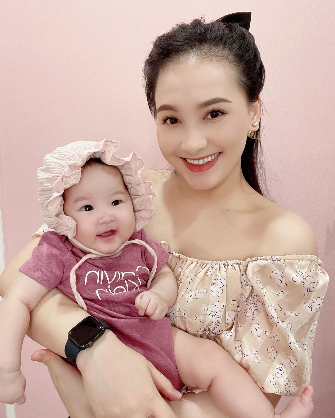 Bảo Thanh bồng bế con gái cưng NaNu. Cô bé 4 tháng tuổi nổi bật với vẻ bụ bẫm, trắng trẻo vô cùng đáng yêu.