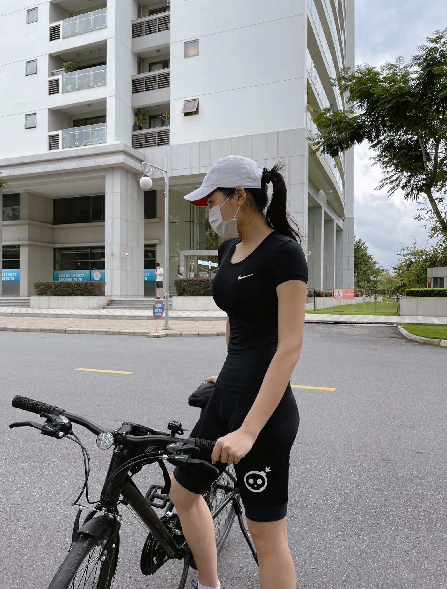 Kỳ Duyên lên đồ kín mít vẫn khoe trọn thân hình Hoa hậu Biển trên xe đạp - Ảnh 3