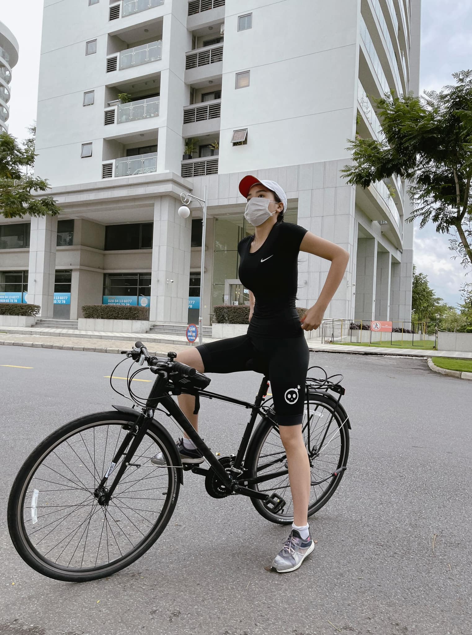 Kỳ Duyên lên đồ kín mít vẫn khoe trọn thân hình Hoa hậu Biển trên xe đạp - Ảnh 1