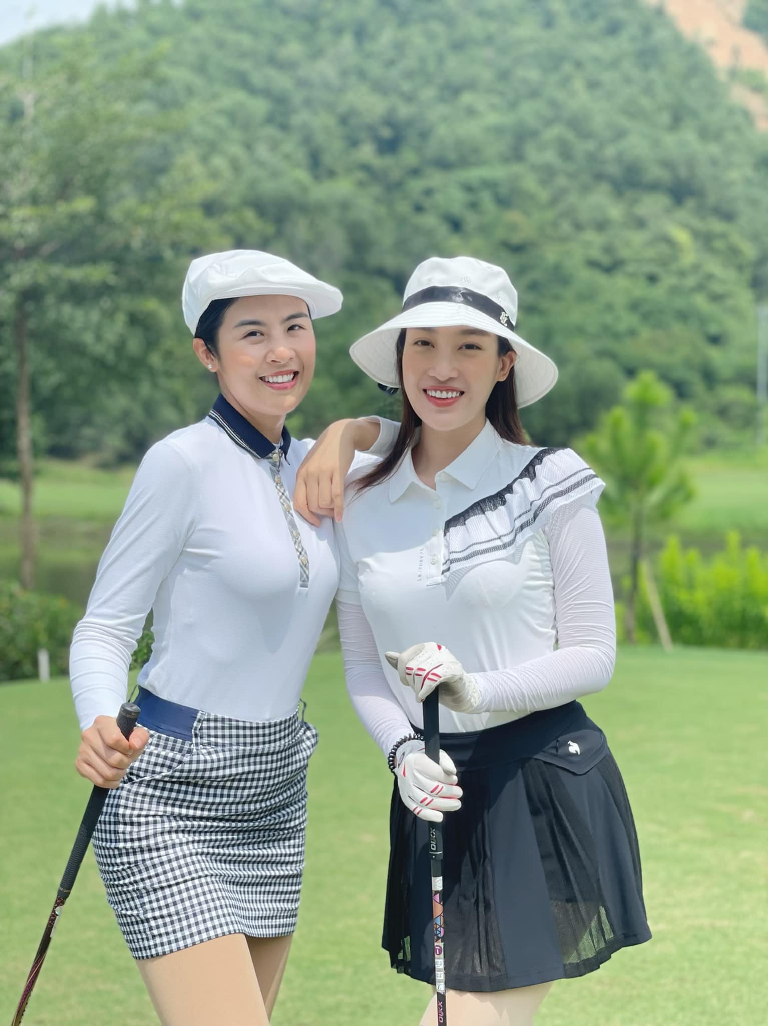 Hoa hậu Ngọc Hân đi chơi golf cùng Hoa hậu Đỗ Mỹ Linh. Đây là môn thể thao yêu thích của các người đẹp để giữ dáng, rèn luyện sức khỏe.