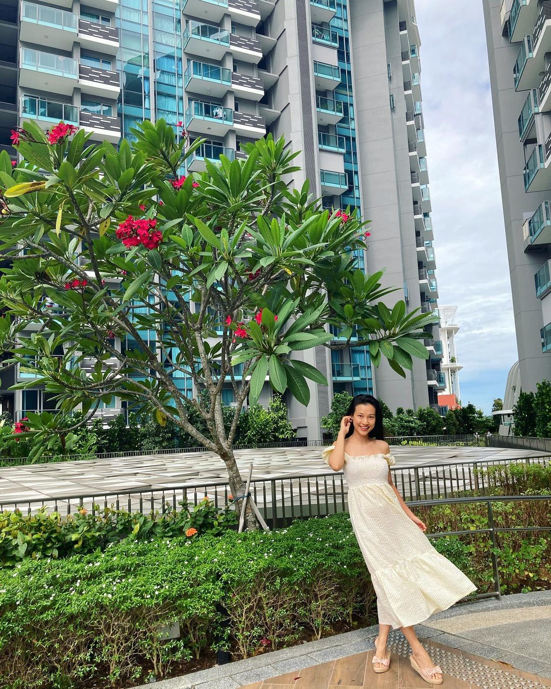 Hoàng Oanh chia sẻ hình ảnh dịu dàng, thướt tha khi dạo phố Singapore. Cô bày tỏ: 'Biết ơn những thuận duyên và cả những nghịch cảnh... Cho ta lớn khôn và hạnh phúc hơn trong chính tâm hồn mình'.