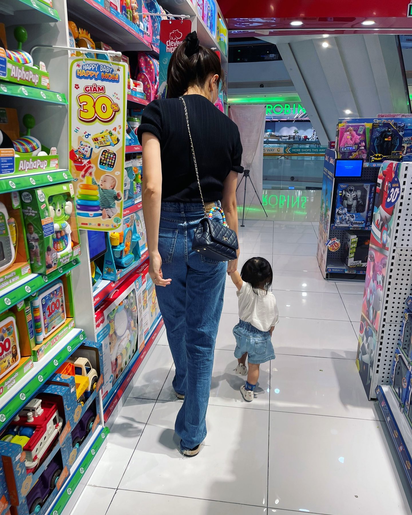 Đàm Thu Trang tranh thủ đưa con gái Suchin đi mua đồ chơi. Cựu người mẫu hiện vô cùng hạnh phúc bên ông xã Cường Đô La và 'tiểu công chúa' 1 tuổi.