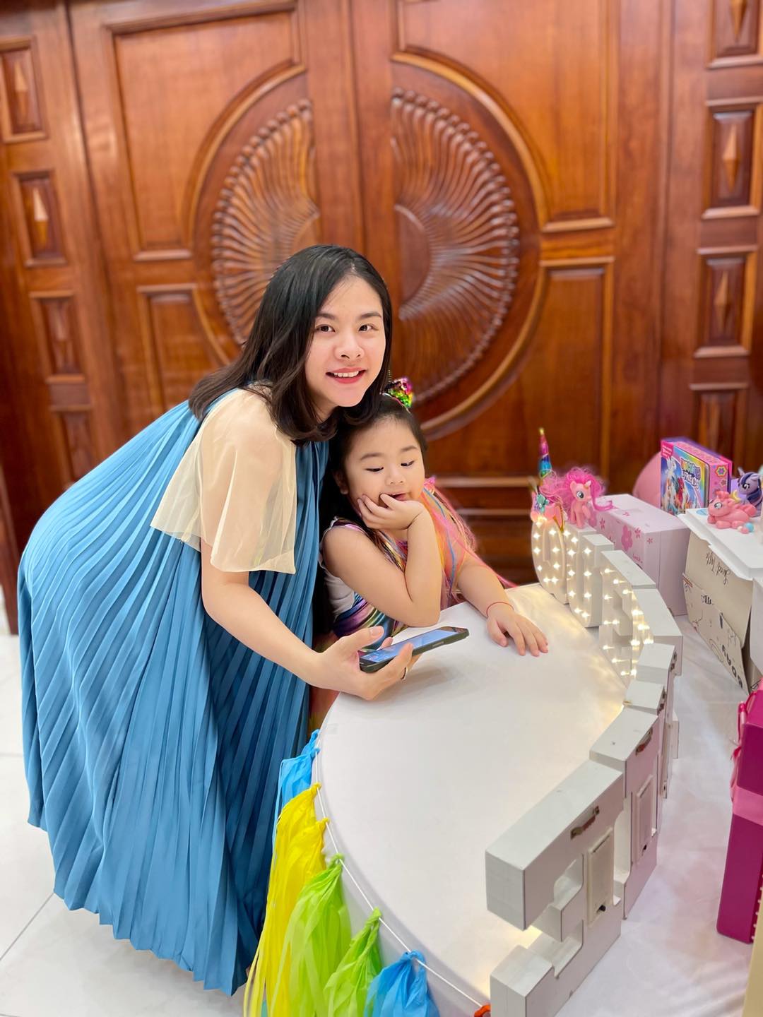 Vân Trang tổ chức tiệc sinh nhật ngập sắc màu cho con gái cưng.
