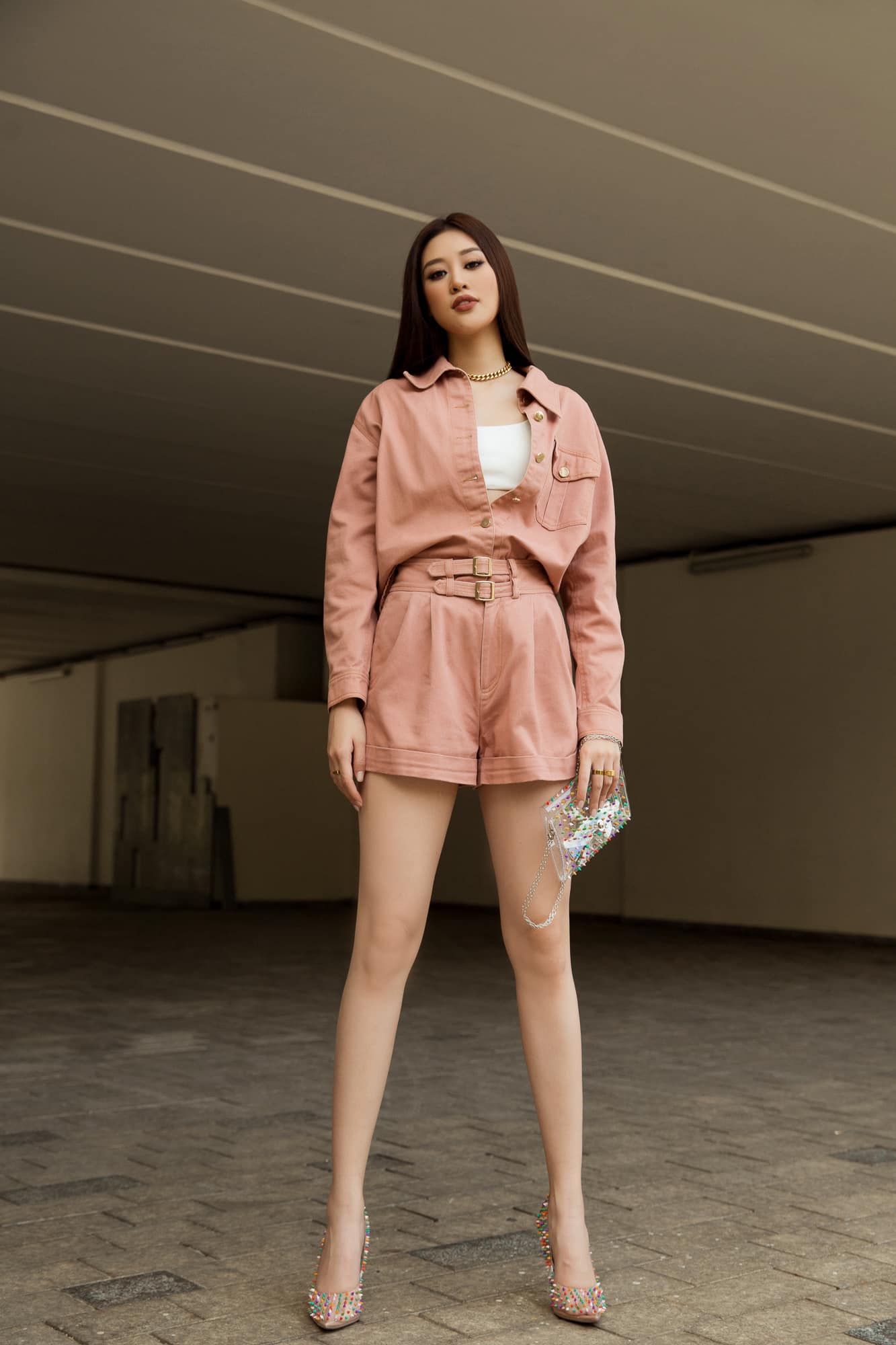 Hoa hậu Khánh Vân khoe đôi chân dài thẳng tắp với set đồ hồng nữ tính. Nàng hậu đang bắt đầu quay lại các hoạt động nghệ thuật song song với công tác từ thiện, hoạt động xã hội.
