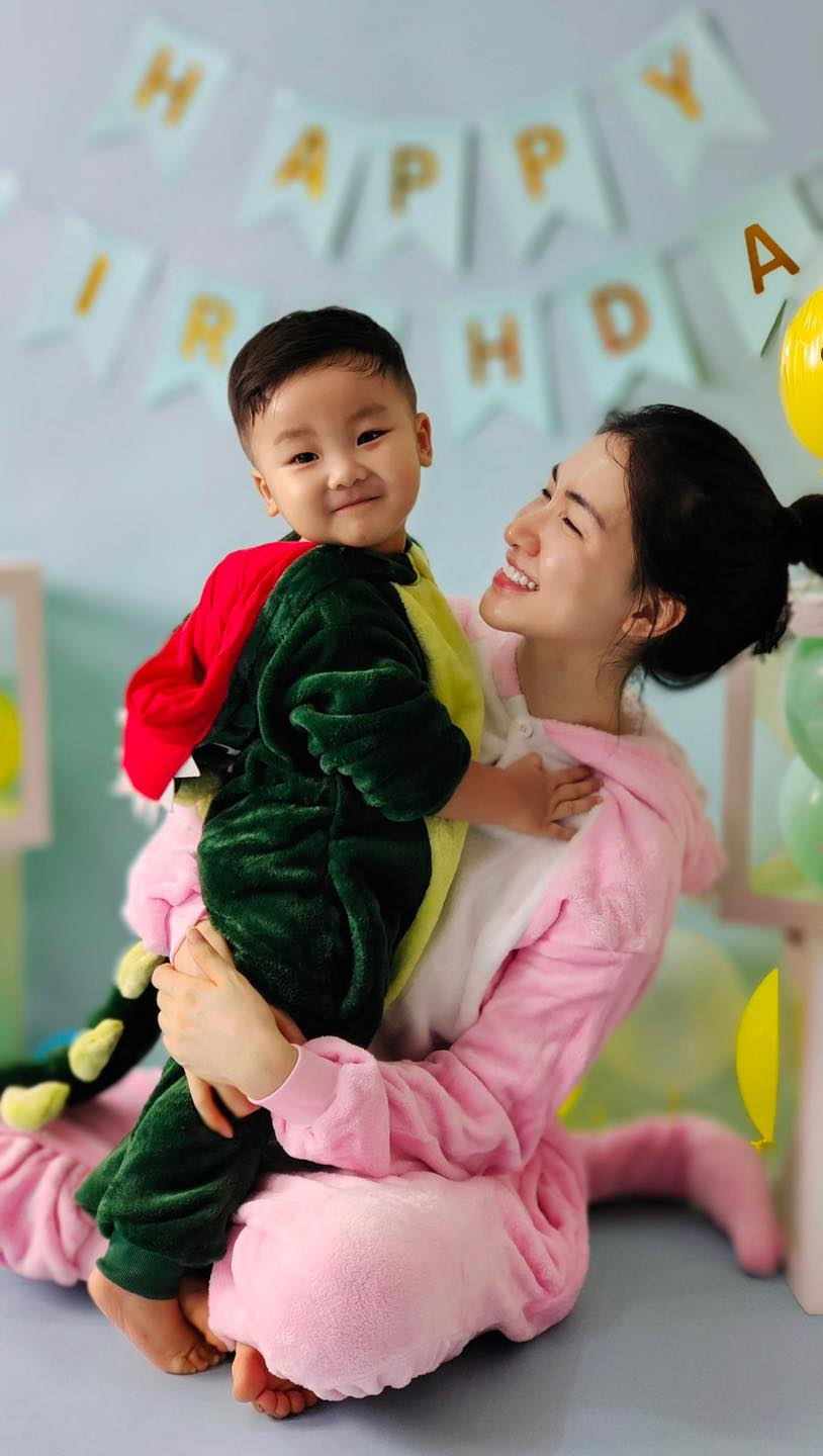 Hòa Minzy một mình tổ chức sinh nhật hoành tráng cho con trai.