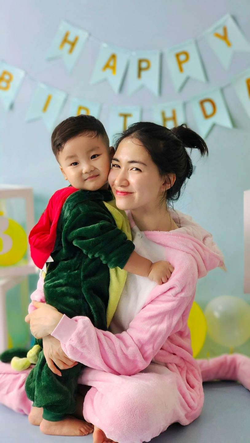 Một mình làm sinh nhật cho Bo, Hòa Minzy nhắn chồng: 'An tâm ở nhà có mẹ lo cho con chu toàn' - Ảnh 2