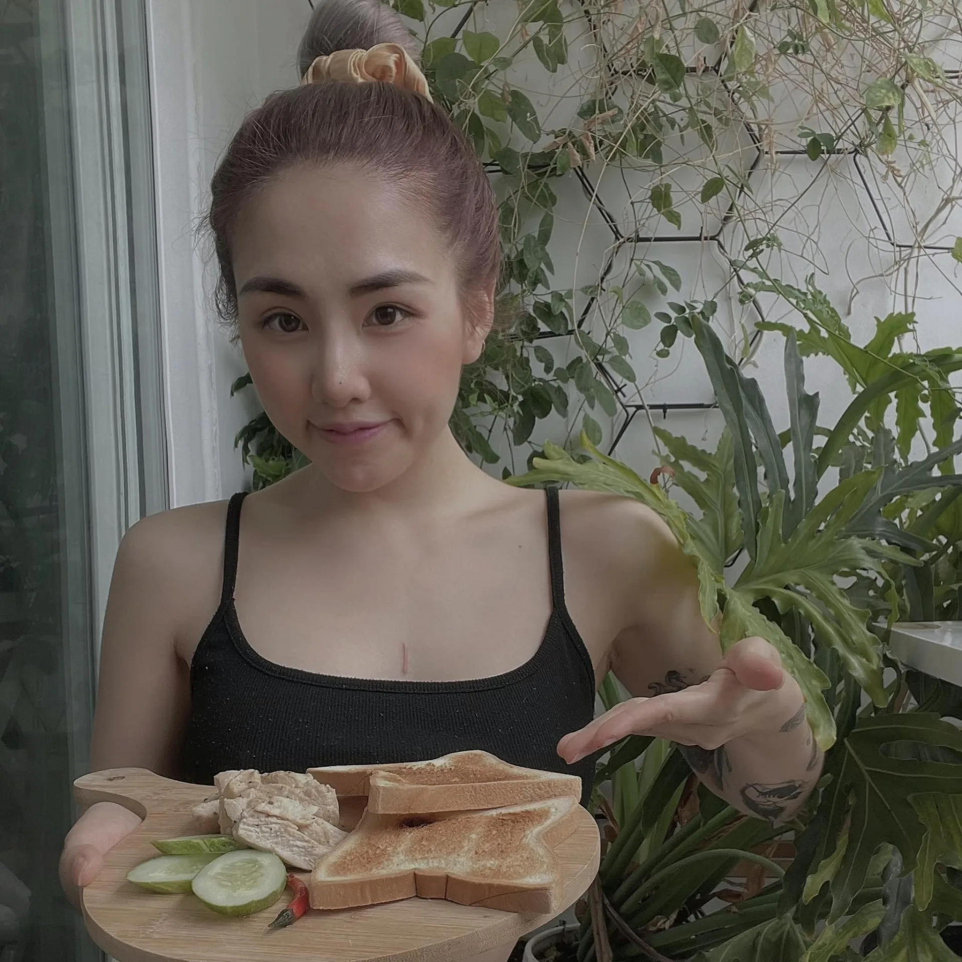 Hôm qua sao làm gì (10/10): Chi Pu vui vẻ ở nước ngoài, Lý Nhã Kỳ khoe đường cong - Ảnh 1