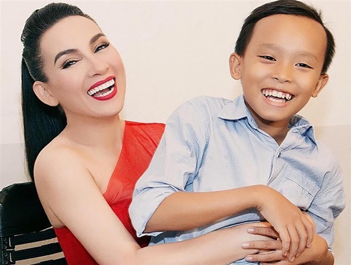 Lúc sinh thời, Phi Nhung từng chia sẻ, cô có linh cảm đặc biệt của một người mẹ khi thấy gương mặt hiền lành, chịu thương chịu khó và giọng hát cảm xúc của Hồ Văn Cường nên coi Quán quân Vietnam Idol Kids 2016 như con ruột.