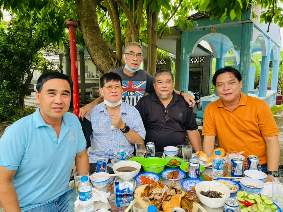 Đồng nghiệp, bạn bè thăm mộ và tổ chức giỗ cố nghệ sĩ Lê Công Tuấn Anh.