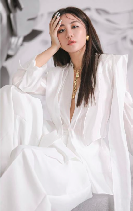 Văn Mai Hương ở tuổi 27 ngày càng lên hạng nhan sắc. Người đẹp khiến fan trầm trồ với phong cách cá tính, sang chảnh.