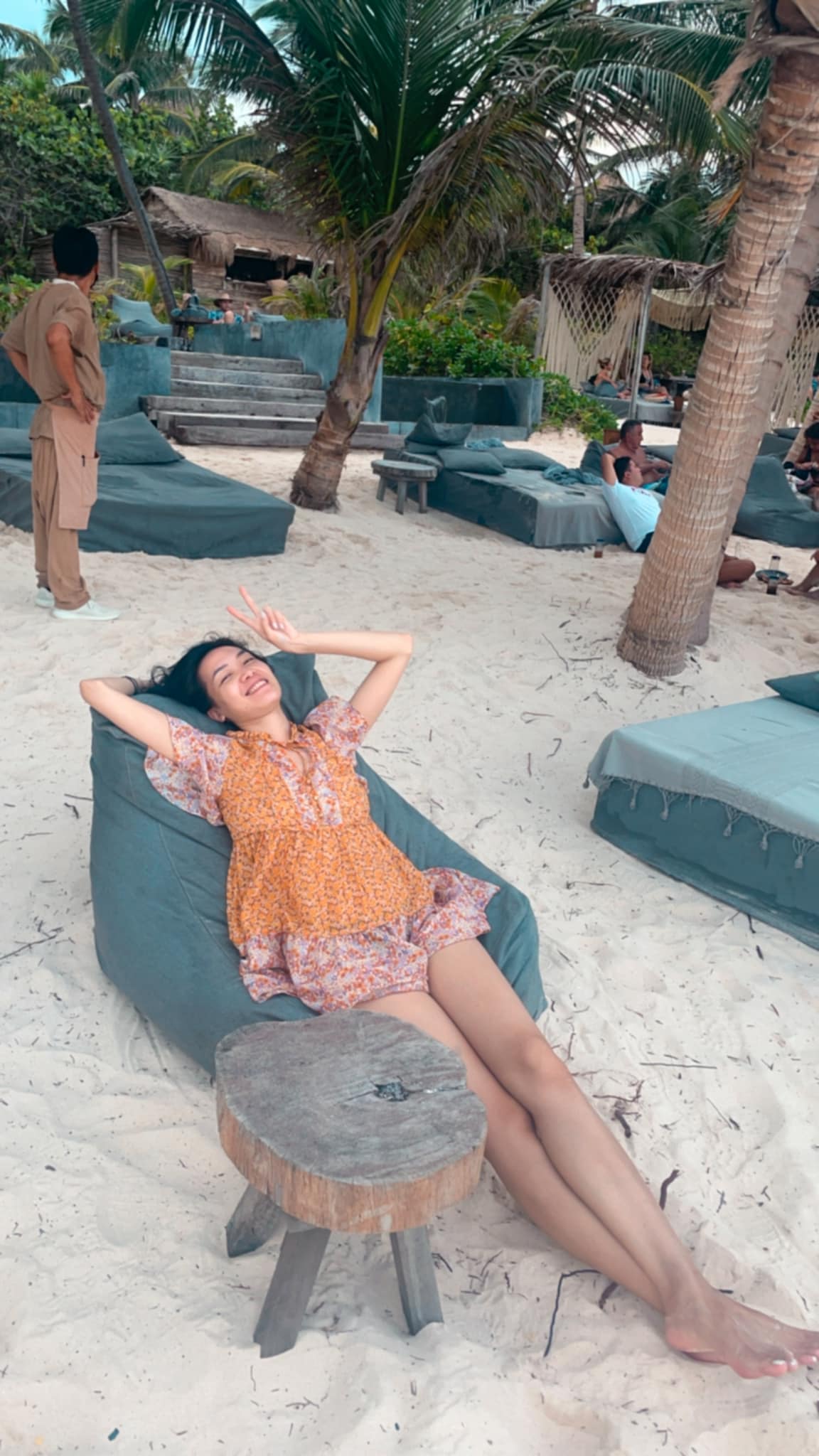 Hoa hậu Thùy Dung tận hưởng những ngày thảnh thơi ở Mỹ. Người đẹp nằm phơi nắng trên bãi biển, khoe đôi chân thon dài quyến rũ.