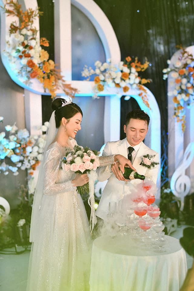 Vợ Phan Mạnh Quỳnh không khóc trong hôn lễ vì thấy 'tự nhiên có chồng hài ghê' - Ảnh 3