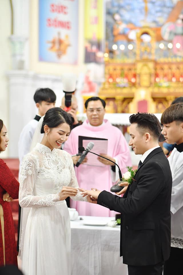 Vợ Phan Mạnh Quỳnh không khóc trong hôn lễ vì thấy 'tự nhiên có chồng hài ghê' - Ảnh 2
