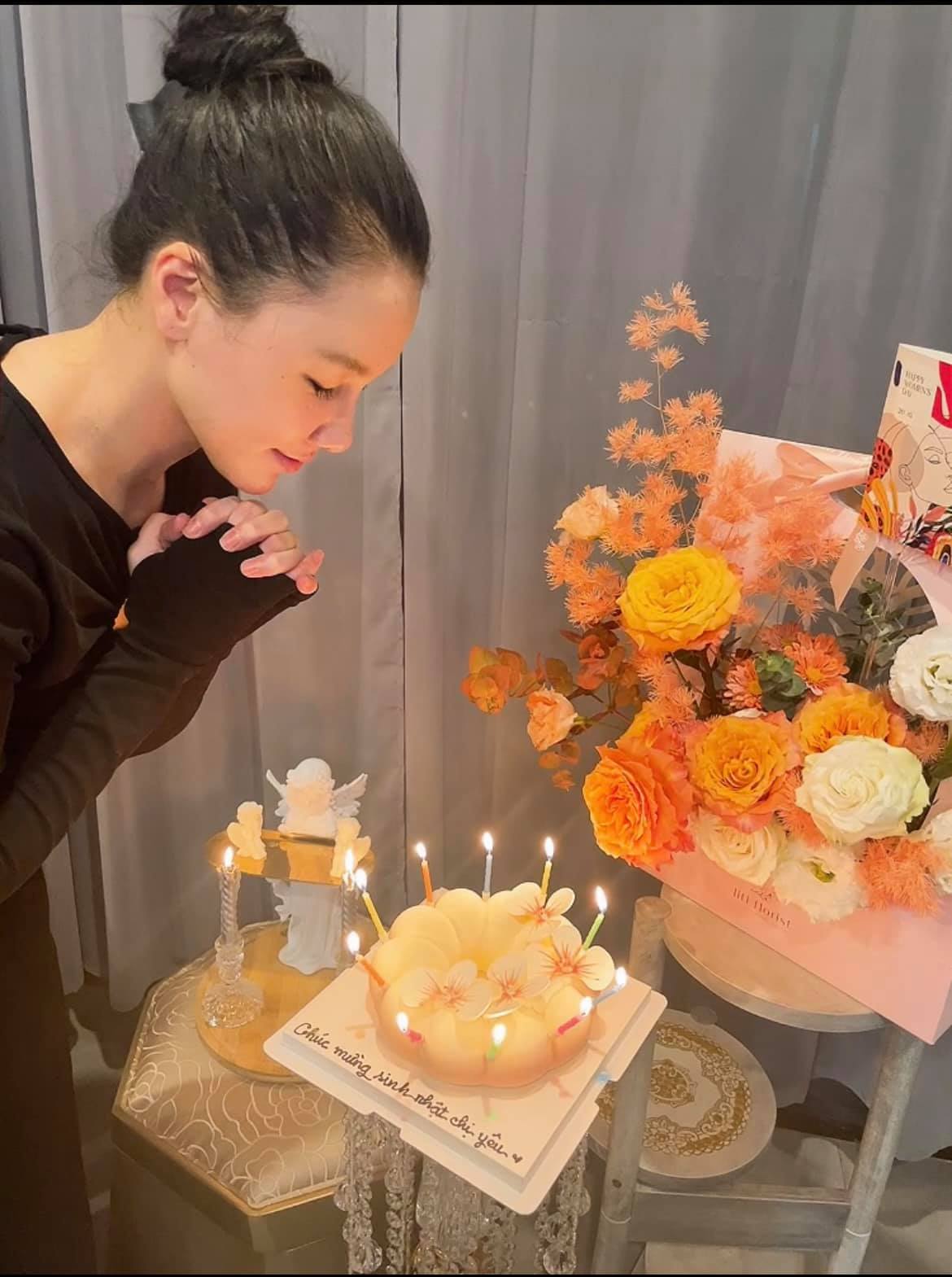 MC Minh Hà mừng sinh nhật tuổi 34 tại gia. Sau ồn ào tình cảm, nữ MC sống kín tiếng nhiều năm nay. Ở tuổi ngoài 30, cô vẫn tận hưởng cuộc sống độc thân vui vẻ.