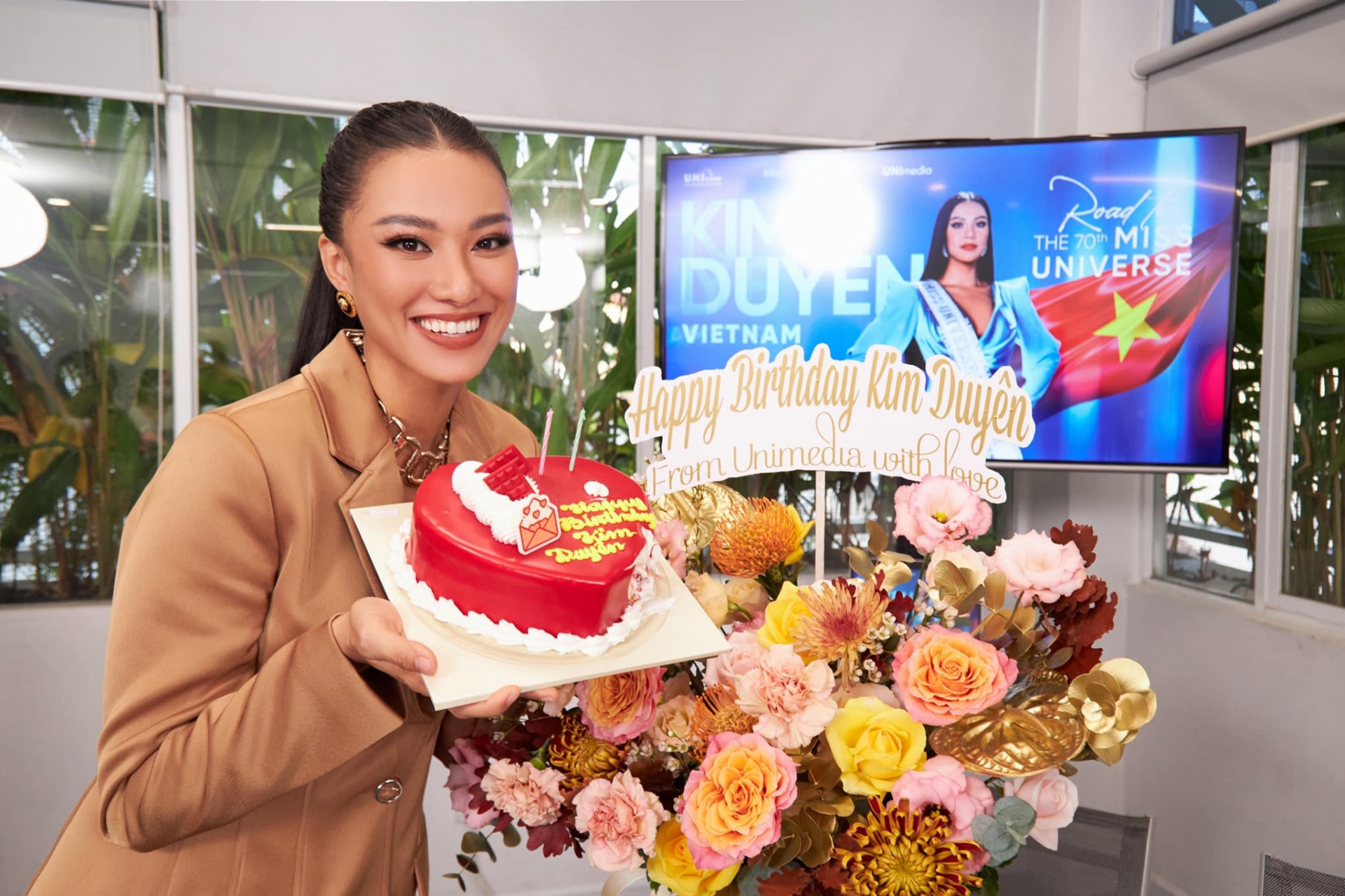 Á hậu Kim Duyên được tổ chức tiệc sinh nhật bất ngờ khi đi quay. Nàng hậu 26 tuổi đang tất bật hoàn thiện các kỹ năng cần thiết trước ngày lên đường đi chinh chiến tại Miss Universe - Hoa hậu Hoàn vũ Thế giới 2021.