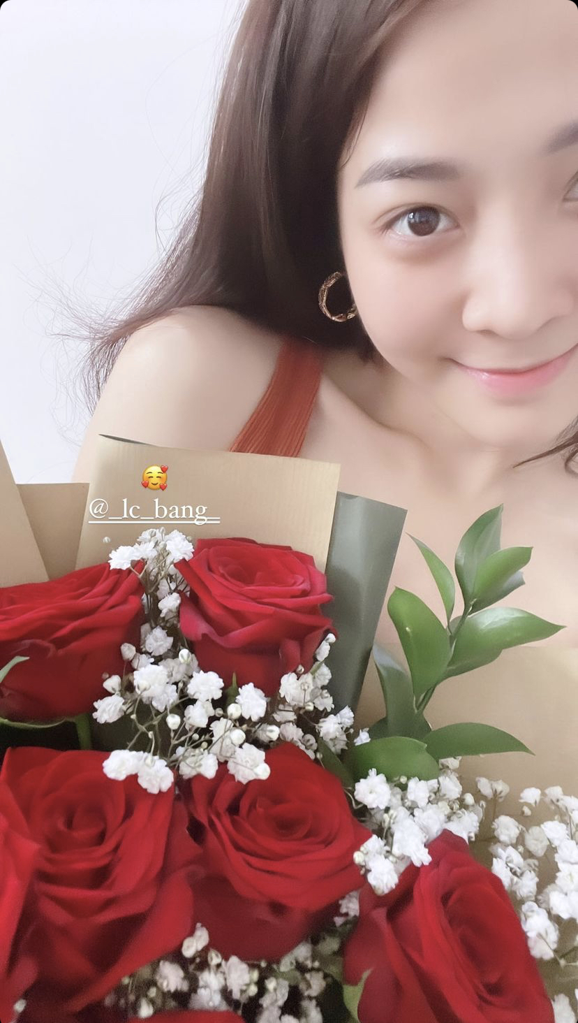 Karen Nguyễn được tặng bó hoa hồng ngọt ngào dịp 20/10.