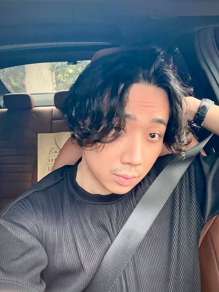 Trấn Thanh khoe mái tóc dài và vui vẻ kể: 'Vợ em nói anh mập thêm xíu nữa là nhìn giống đạo diễn Bong Joon Ho rồi đó!'. Nam MC gần đây được chú ý khi làm MC của Rap Việt mùa 2.