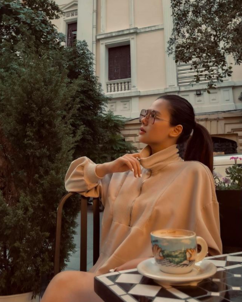 Phanh Lee yêu thích những ngày Hà Nội vào đông. Cô diện áo khoác, đeo kính mắt ngồi uống trà sang chảnh.