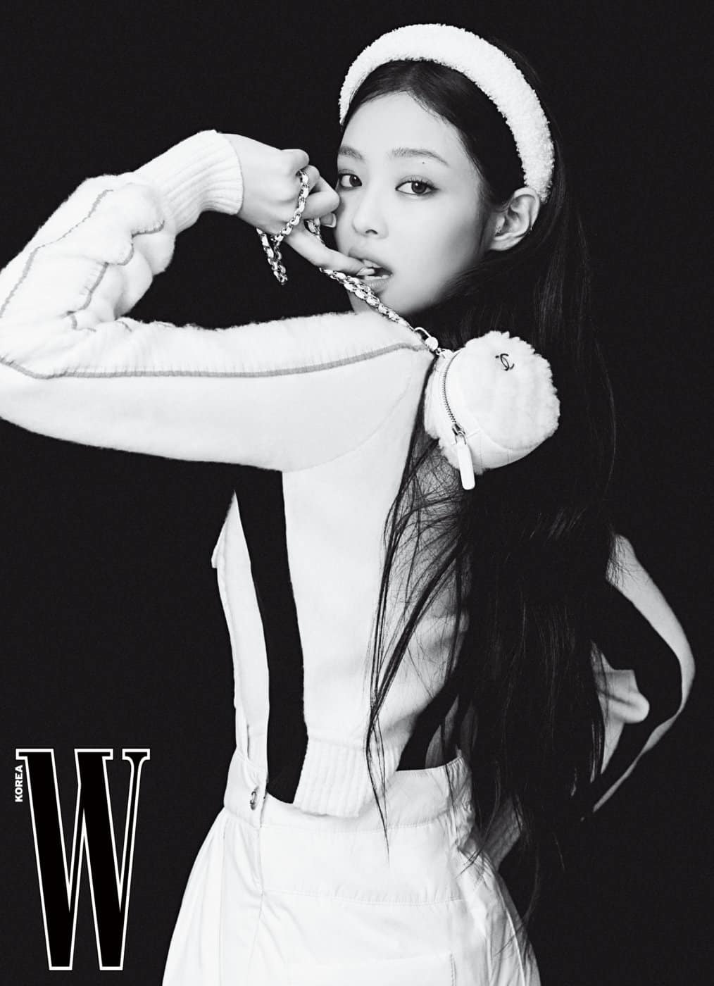 Trọn bộ ảnh Jennie (BLACKPINK) thần thái ngút ngàn trên tạp chí W Hàn Quốc - Ảnh 11