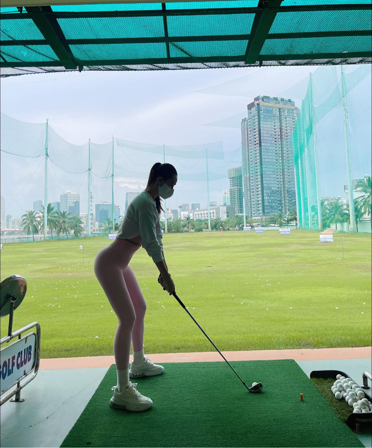 Khánh My chăm chỉ tập golf để giữ dáng và sức khỏe. Dù không còn tham gia nhiều hoạt động giải trí nhưng nữ người mẫu vẫn chú ý giữ gìn vóc dáng nóng bỏng, đặc biệt là vòng ba hơn 100 cm.