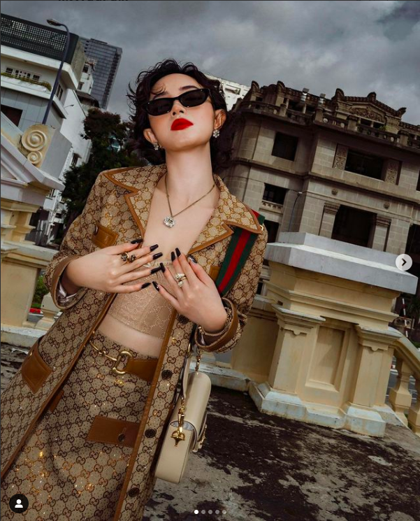 Châu Bùi sang chảnh, thời thượng với set đồ từ nhà mốt Gucci. Cô hiện được đánh giá là nữ fashionista hàng đầu Việt Nam.