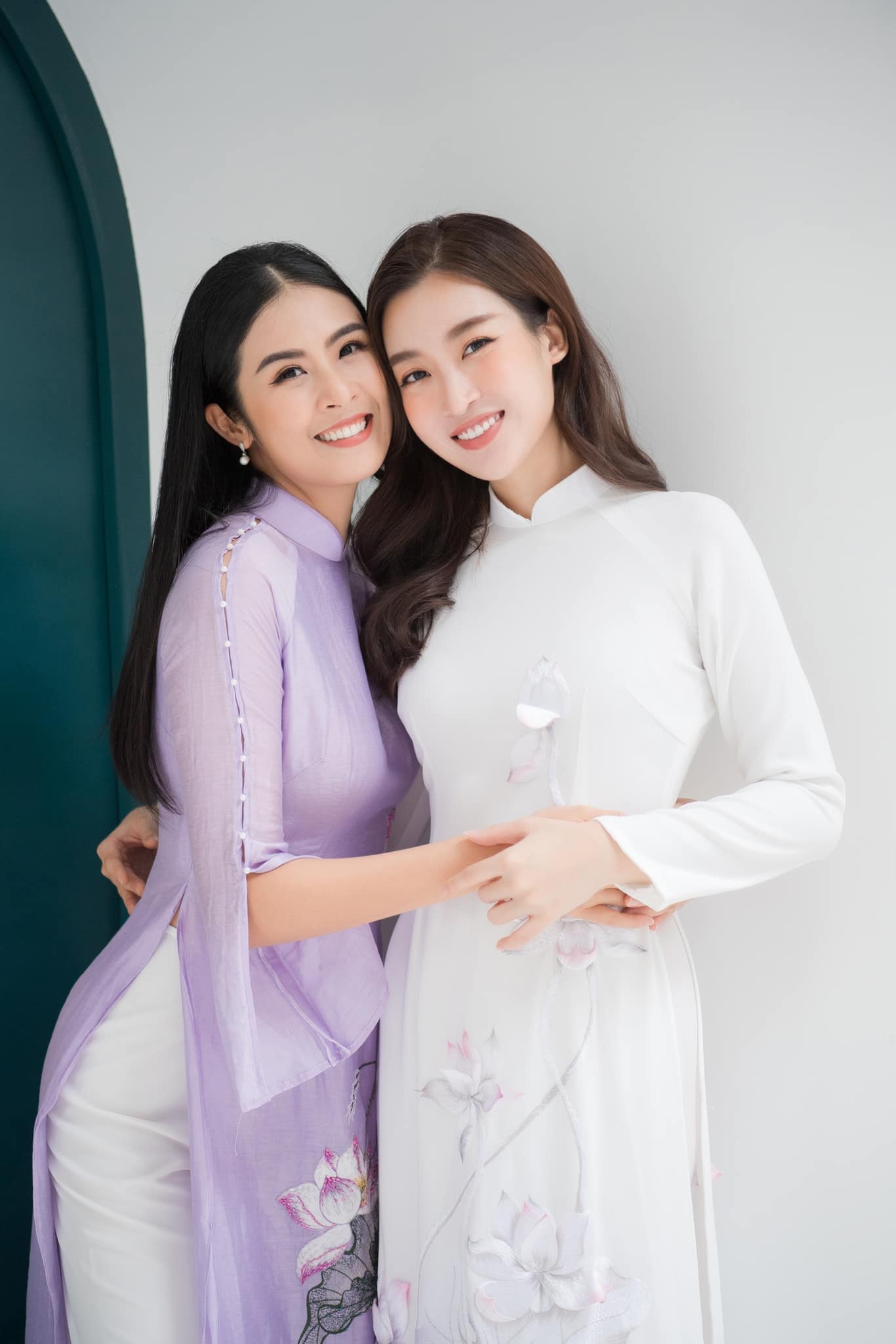 Đỗ Mỹ Linh đến buổi lễ khai trương cửa hàng áo dài mới của Hoa hậu Ngọc Hân. Hai người đẹp khoe sắc dịu dàng, đằm thắm với áo dài thướt tha.