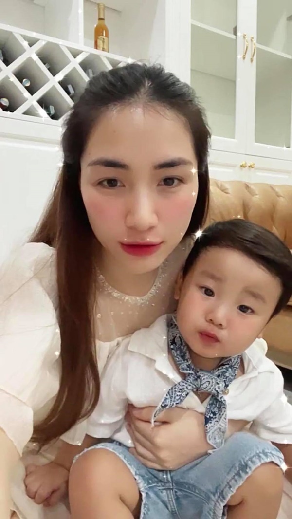 Hòa Minzy bên con trai.