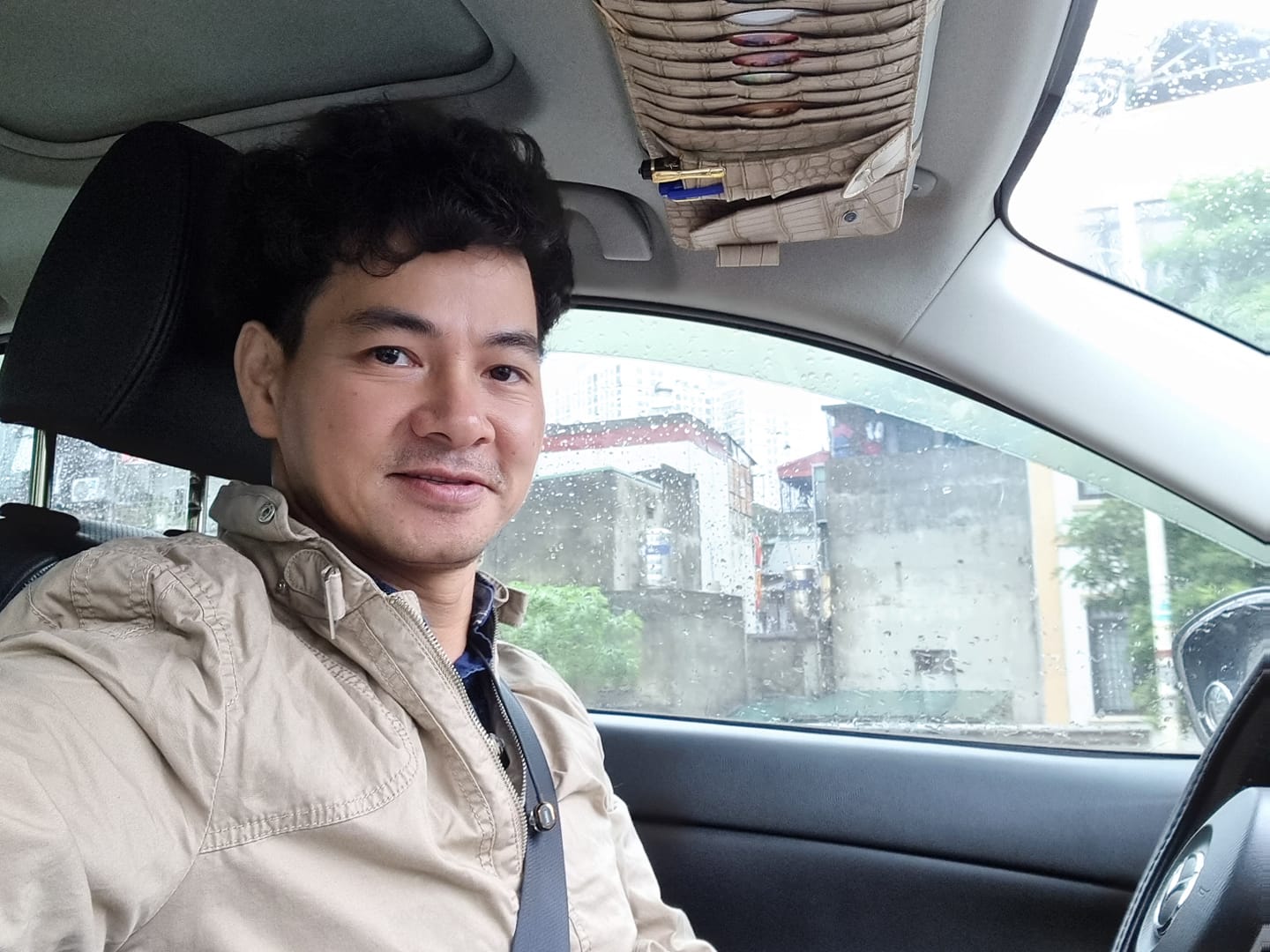 Nghệ sĩ Xuân Bắc selfie trên xe hơi nhân ngày đi làm. Anh hiện đang đảm nhận vai trò Giám đốc Nhà hát Kịch Việt Nam.
