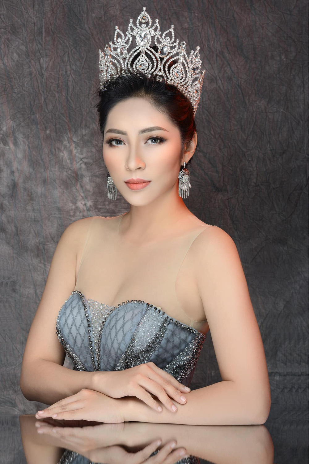 Hoa hậu Đại dương 2014 Đặng Thu Thảo từng nhận phải nhiều tranh cãi khi mới đăng quang nhưng cô dần cải thiện nhan sắc, ngoại hình xinh đẹp hơn.