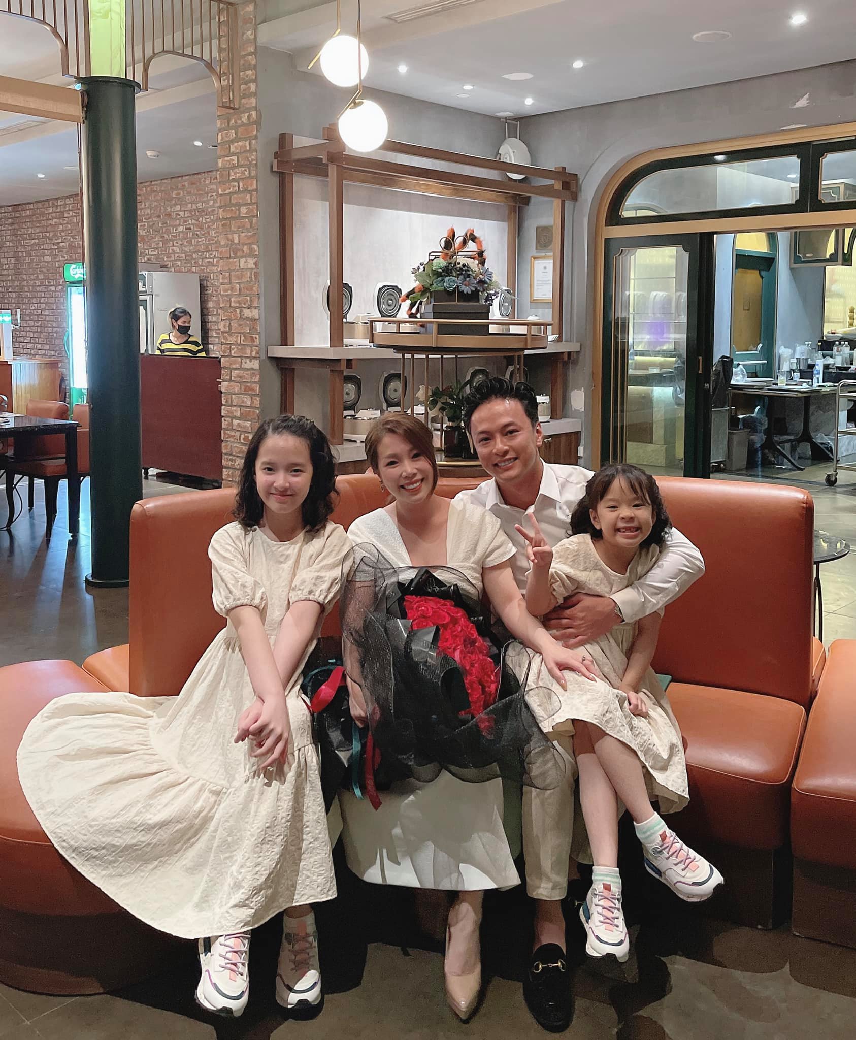 Hồng Đăng đưa vợ và con gái đi ăn nhà hàng sang trọng nhân 13 năm ngày cưới.