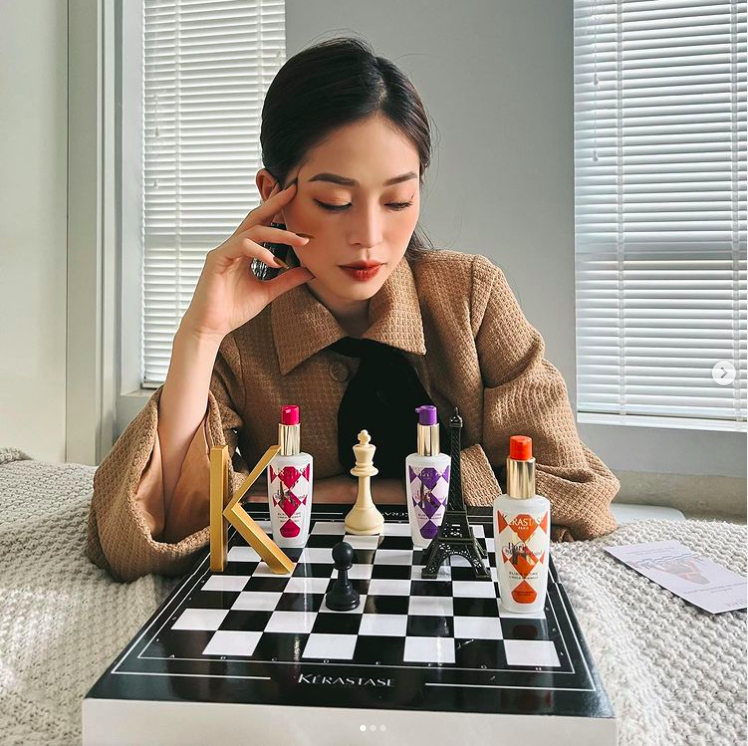 Á hậu Phương Nga chụp ảnh bên bộ son hàng hiệu được thiết kế theo hình bàn cờ vua. Phương Nga hiện không chỉ nổi tiếng với danh hiệu á hậu, bạn gái Bình An mà còn là MC của Đài truyền hình Việt Nam.