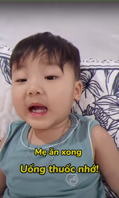 Mới 2 tuổi, con trai Hòa Minzy đã biết thay bố chăm sóc mẹ - Ảnh 1