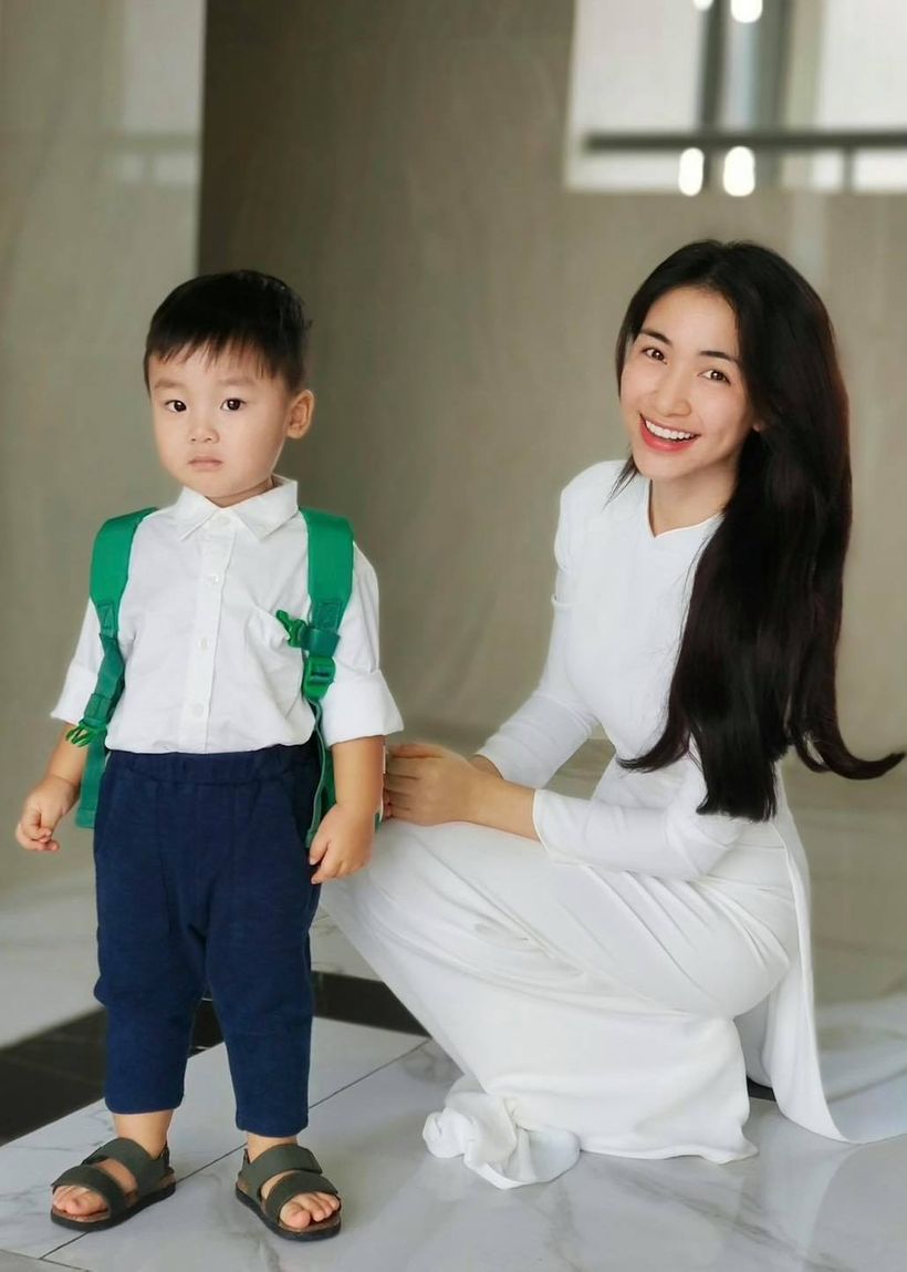 Hòa Minzy bên con trai 2 tuổi.