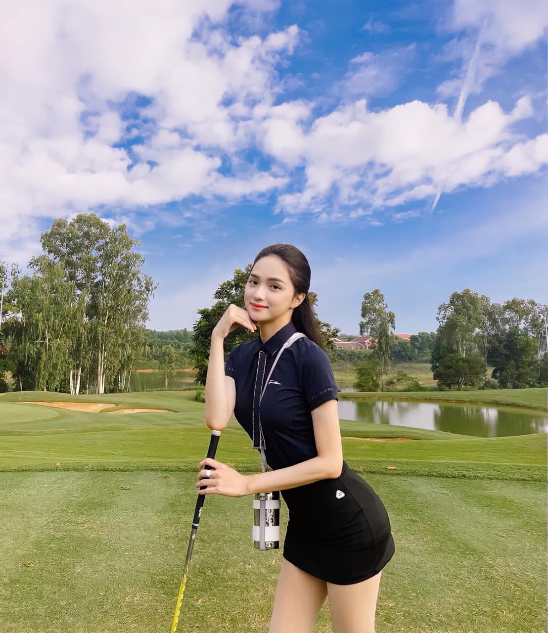 Hoa hậu Hương Giang liên tục khoe ảnh đi tập golf sau khi quay trở lại mạng xã hội. Trong bức hình mới, cô nhận được lời khen với đường cong quyến rũ, vẻ ngoài rạng ngời.