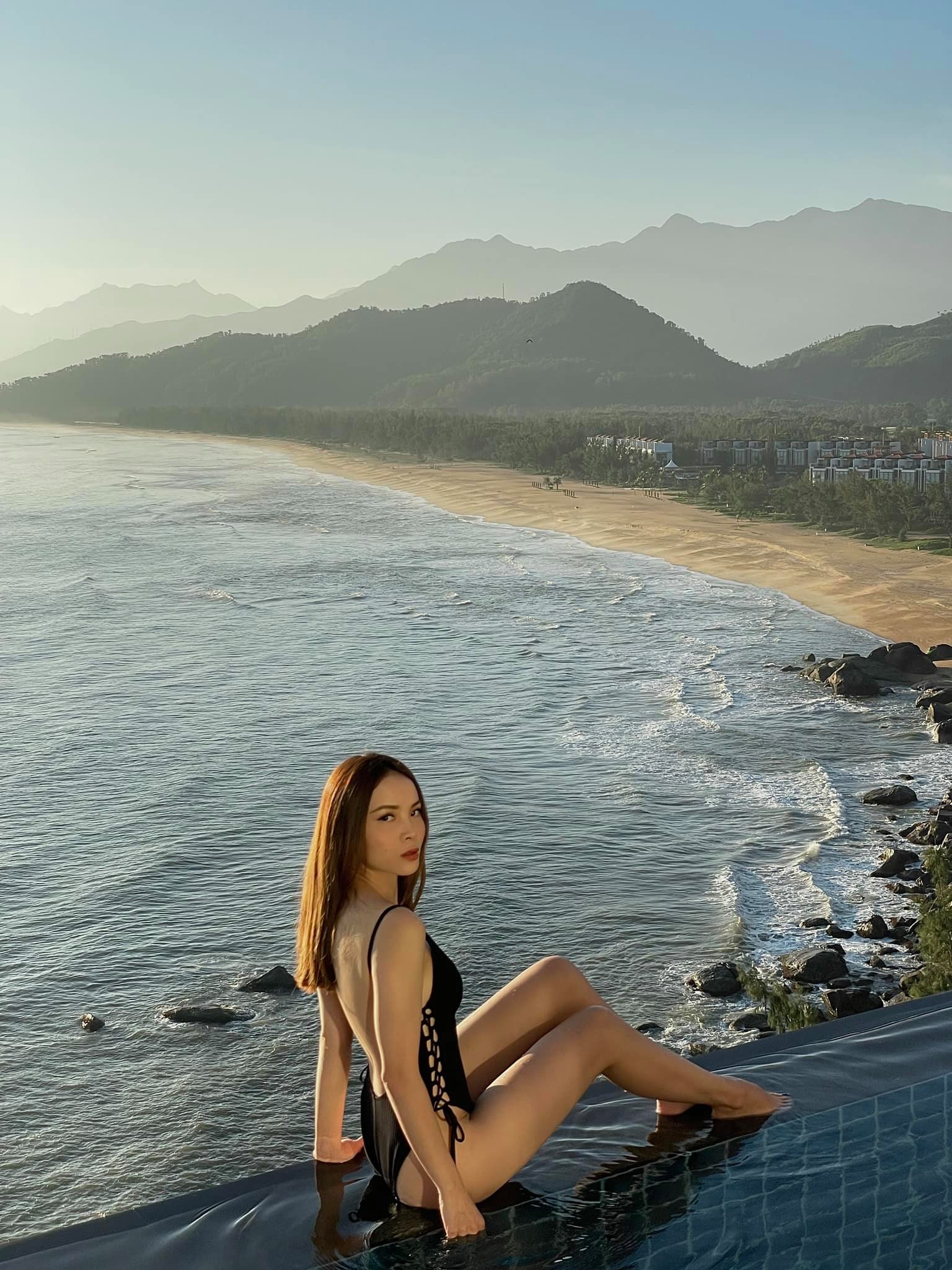Yến Trang khoe ảnh bikini nóng bỏng trong chuyến du lịch ở Huế. Nữ ca sĩ hiện tại không còn tham gia quá nhiều hoạt động nghệ thuật mà dành thời gian kinh doanh, tập trung cho cuộc sống riêng.