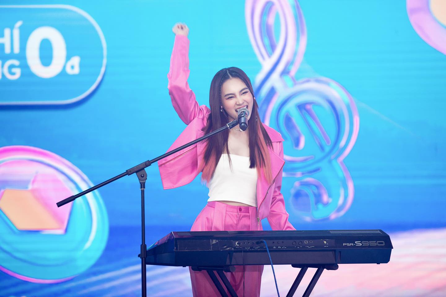 Ninh Dương Lan Ngọc trổ tài ca hát trong một sự kiện. Cô thích thú hỏi fan: 'Nhìn Ngọc chuyên nghiệp không cả nhà?'.