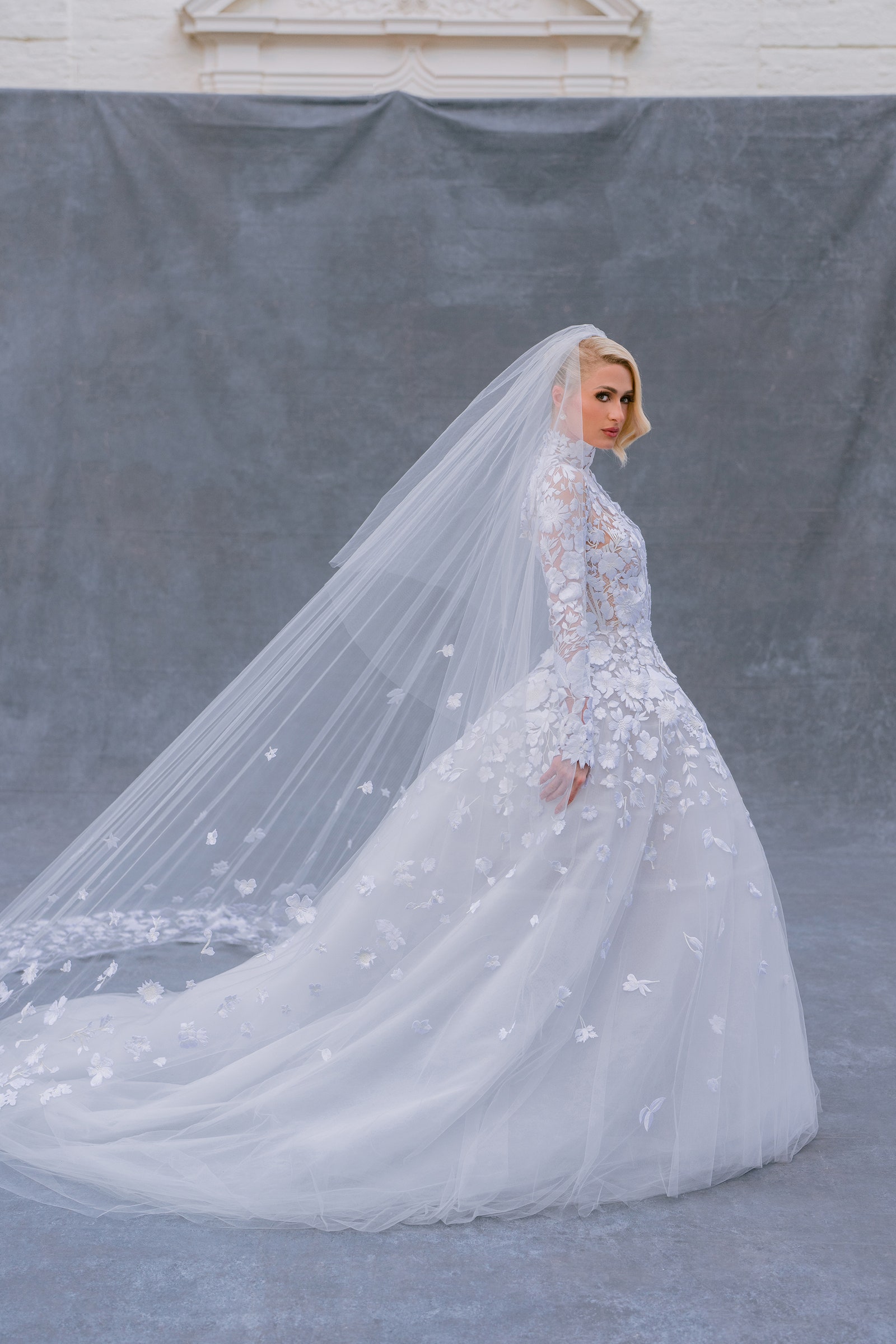 Paris Hilton sang trọng, thanh lịch trong váy cưới được thiết kế riêng từ nhà mốt Oscar de la Renta.