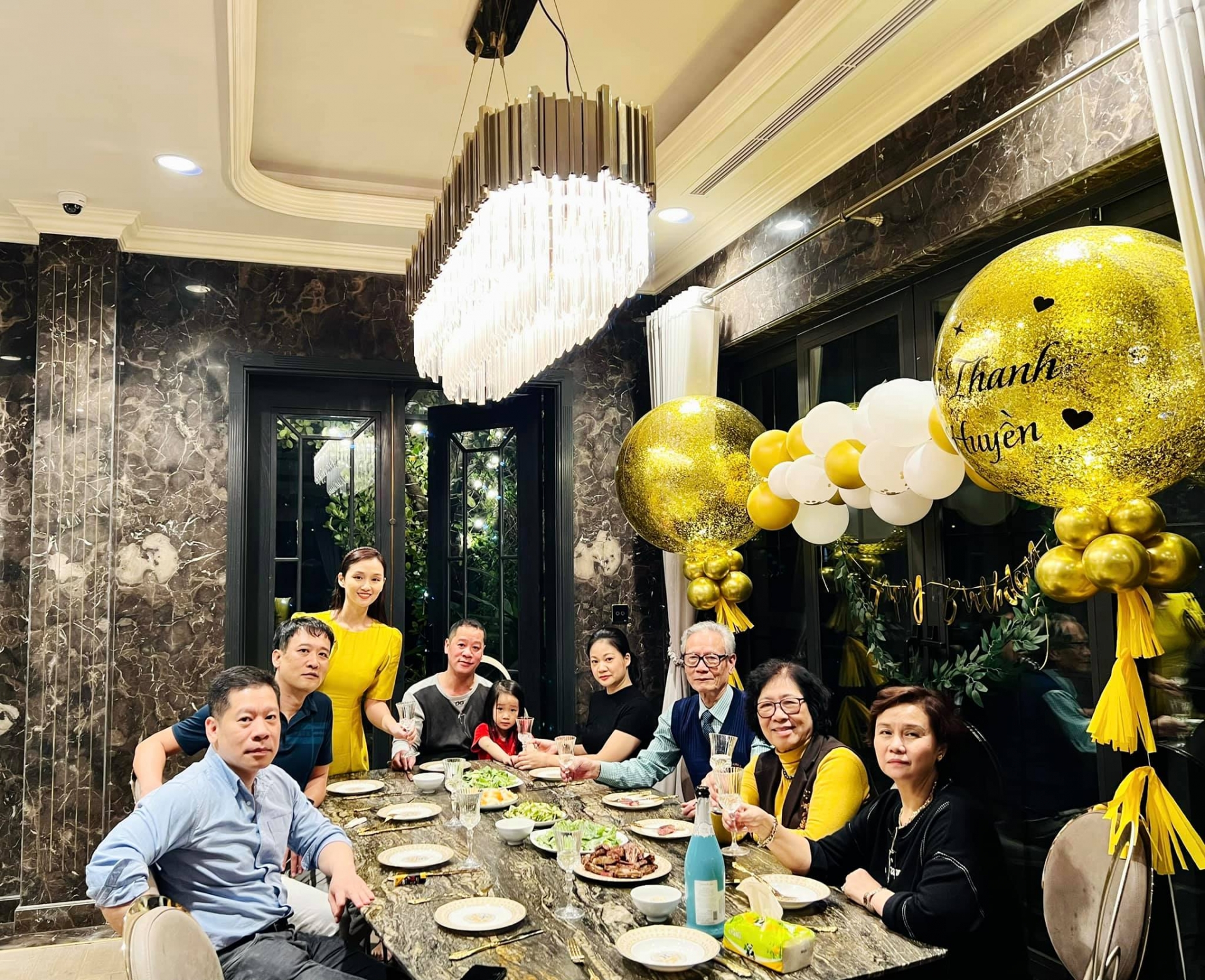 Lã Thanh Huyền được bố mẹ chồng cưng chiều, mở tiệc lộng lẫy mừng sinh nhật con dâu.