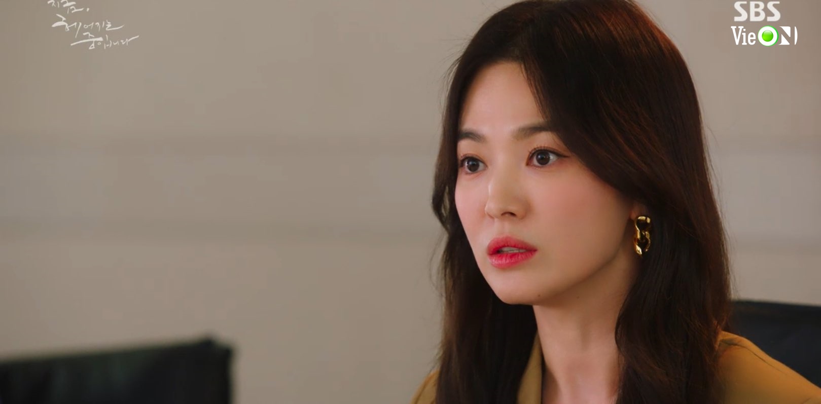 Ha Young Eun được Yoon Jae Guk giúp đỡ giải quyết rắc rối công việc.