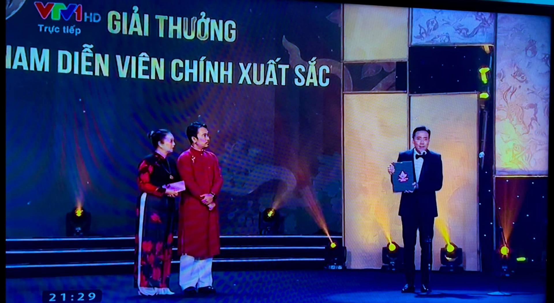 Tuấn Trần đoạt giải 'Nam diễn viên chính xuất sắc nhất' tại Liên hoan phim Việt Nam 2021.