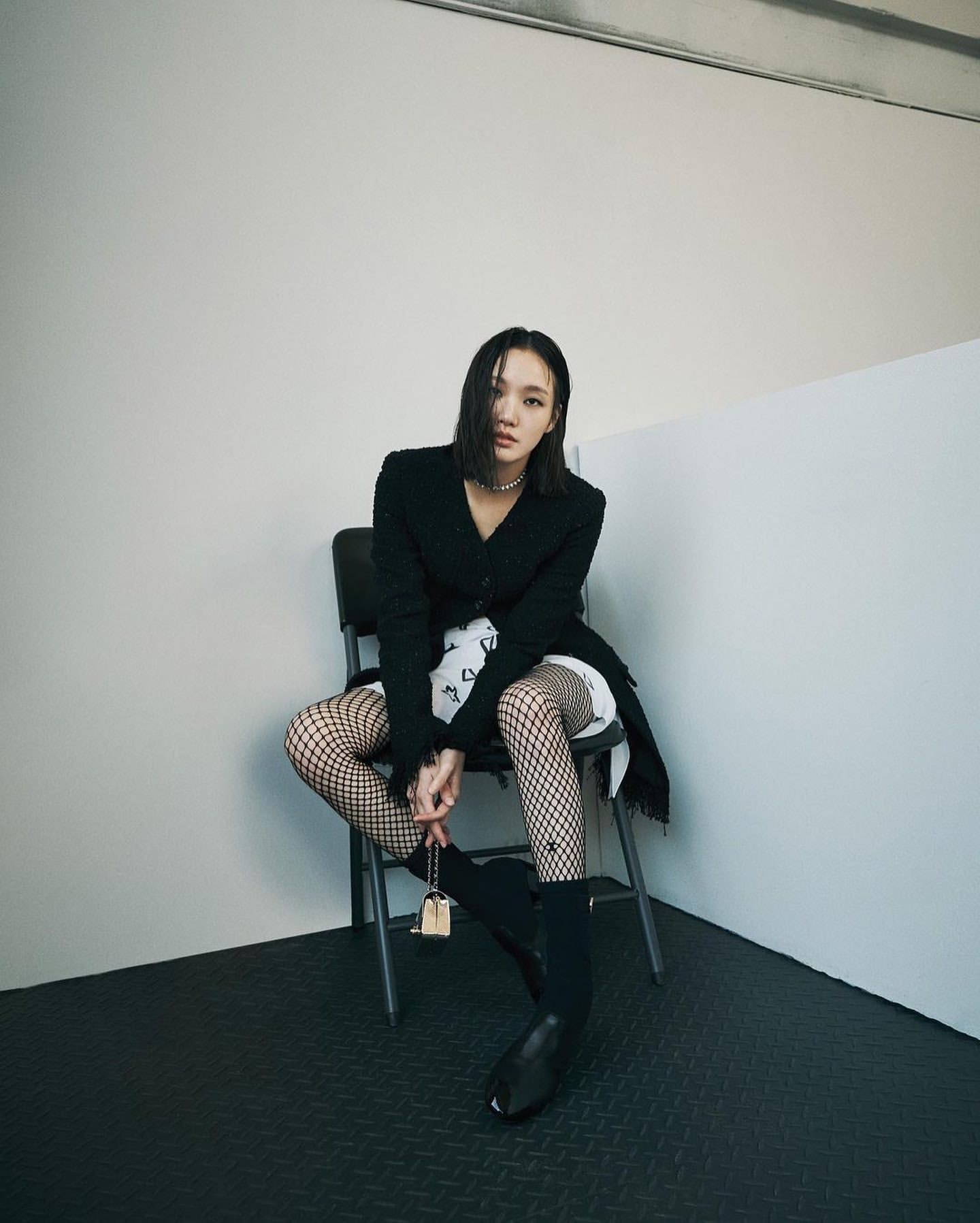 Kim Go Eun nhan sắc chuẩn mẫu, ma mị trên bìa tạp chí Dazed Korea - Ảnh 4