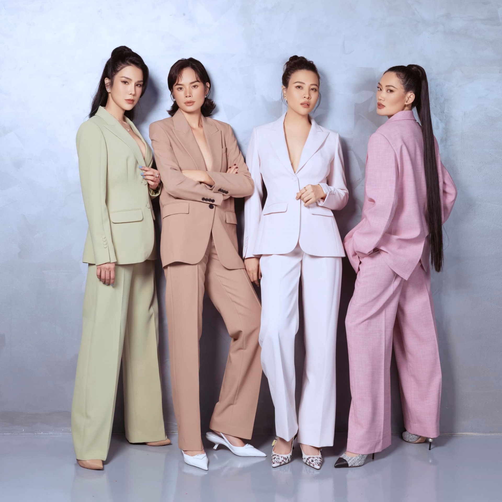 Cả 4 cô gái đều xuất thân từ cuộc thi Vietnam's Next Top Model mùa đầu tiên nên sở hữu vóc dáng cao ráo, vẻ ngoài sang chảnh.
